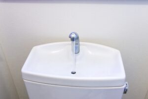 トイレ掃除の方法は？理想的な頻度や掃除する際の注意点を解説