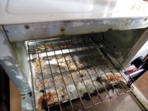オーブントースターの掃除方法は？頑固な汚れの落とし方や掃除頻度を解説