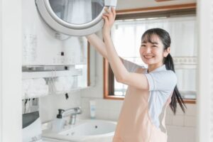 乾燥機をかける家政婦